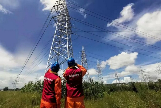  ▲国网吉林电力员工开展输电线路巡视